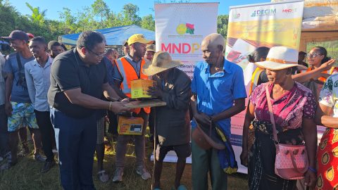 Distribution de kits solaires à Ampasimadinika