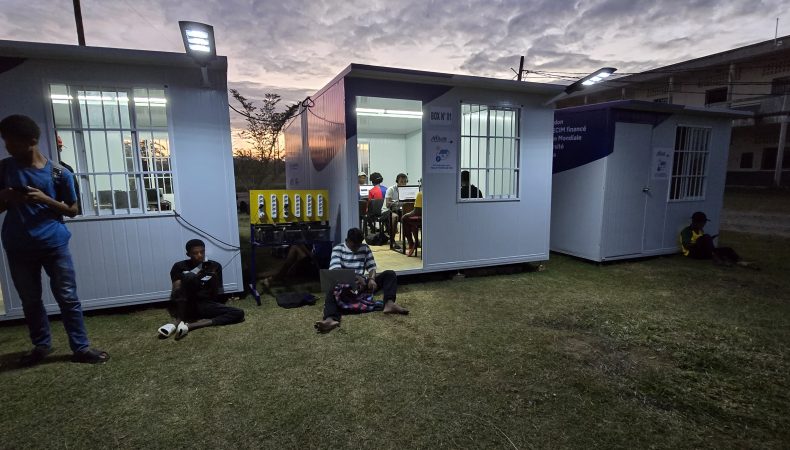 À Barikadimy, quatre hubs numériques solaires renforcent l’accès des étudiants au numérique